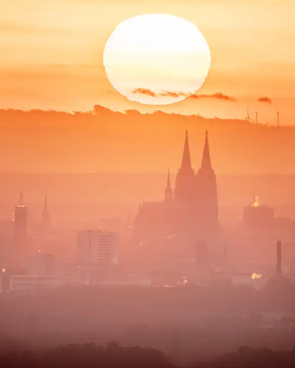 Kathedrale gegen Sonnenuntergang, Deutschland, Europa