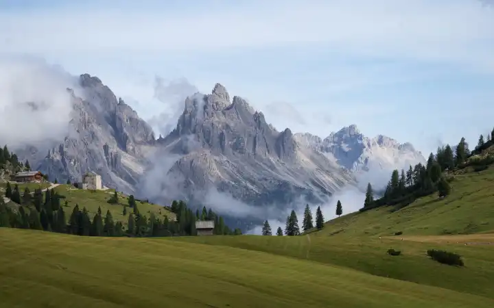 Panoramabild der Landschaft in Südtirol mit dem berühmten Pragsertal, Italien, Europa