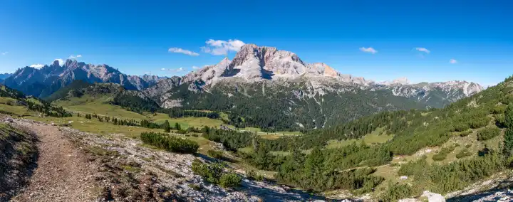 Panoramabild der Landschaft in Südtirol mit dem berühmten Pragsertal, Italien, Europa
