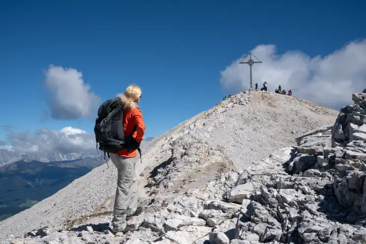 Prags, Italien - 21. August 2022: Sportliche Frau auf dem Weg zum Gipfel, Dolomiten in Südtirol am 21. August 2022 in Italien, Europa