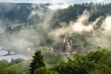 Cochem, Deutschland - 30. Mai 2024: Panoramabild von Cochem mit alter Burg am 30. Mai 2024 in Rheinland-Pfalz, Deutschland