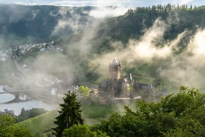 Cochem, Deutschland - 30. Mai 2024: Panoramabild von Cochem mit alter Burg am 30. Mai 2024 in Rheinland-Pfalz, Deutschland