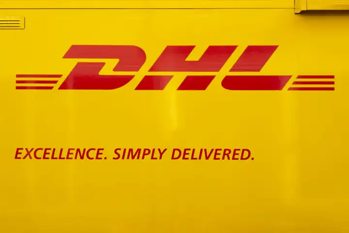 Logo von DHL an einem Fahrzeug des Paketversenders, Nordrhein-Westfalen, Deutschland, Europa