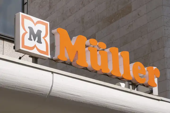 Müller, Drogeriemarkt, Schrift und Logo an der Fassade, Nordrhein-Westfalen, Deutschland, Europa