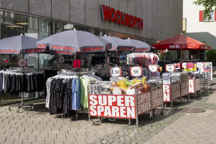 Ständer mit Angebotswaren vor dem Kaufhaus Woolworth, Soest, Nordrhein-Westfalen, Deutschland, Europa