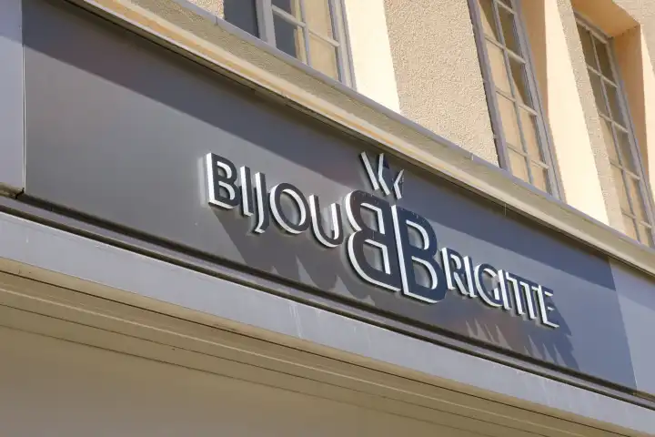 Bijou Brigitte, Schrift und Logo an der Fassade, Nordrhein-Westfalen, Deutschland, Europa