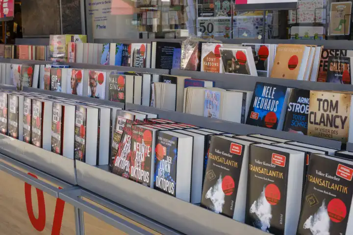 Ständer mit Büchern vor einem Buchgeschäft, Nordrhein-Westfalen, Deutschland