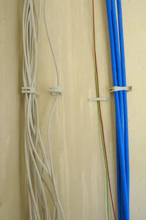 Stromkabel, Netzwerkkabel und Leerrohre auf einer Wand, Baustelle, Renovierung einer Wohnung, Nordrhein-Westfalen, Deutschland, Europa