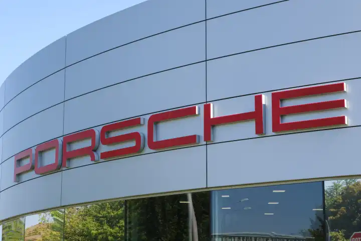 Schrift Porsche am Porsche Zentrum Essen, Ruhrgebiet, Nordrhein-Westfalen, Deutschland, Europa