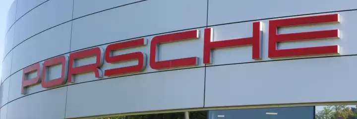 Schrift Porsche am Porsche Zentrum Essen, Ruhrgebiet, Nordrhein-Westfalen, Deutschland, Europa