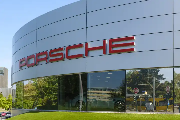 Schrift Porsche am Porsche Zentrum, Essen, Ruhrgebiet, Nordrhein-Westfalen, Deutschland, Europa