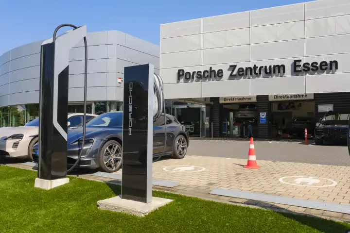 Elektroladesäulen am Porsche Zentrum Essen, Ruhrgebiet, Nordrhein-Westfalen, Deutschland, Europa