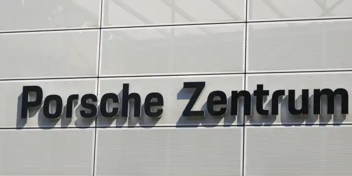 Schrift Porsche Zentrum, Essen, Ruhrgebiet, Nordrhein-Westfalen, Deutschland, Europa