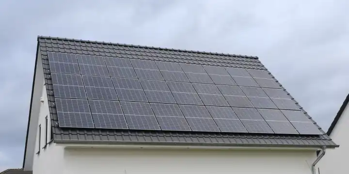 Neubau mit Photovoltaik auf dem Dach, Nordrhein-Westfalen, Deutschland, Europa