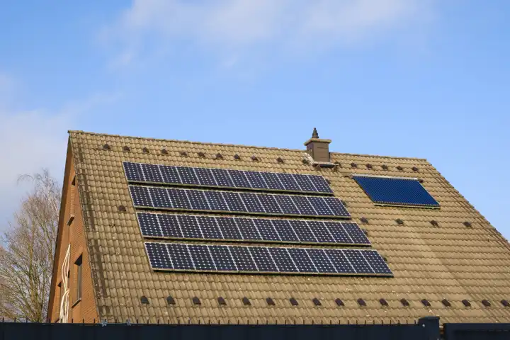 Hausdach mit Photovoltaik, Nordrhein-Westfalen, Deutschland, Europa