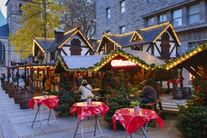 Stände auf dem Weihnachtsmarkt, Fußgängerzone, Essen, Ruhrgebiet, Nordrhein-Westfalen, Deutschland, Europa