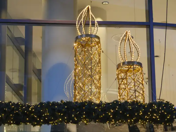 Leuchtende Kerzen vor einer Glasfassade, Weihnachtsdeko, Elberfeld, Wuppertal, Nordrhein-Westfalen, Deutschland, Europa