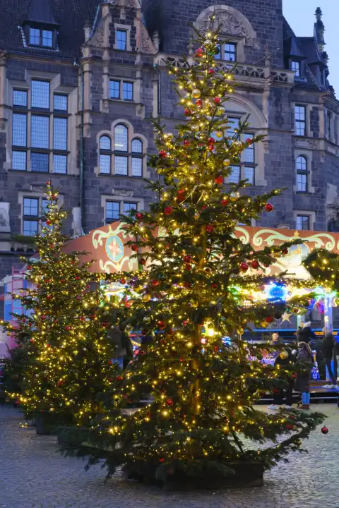 Geschmückter Tannenbaum, Weihnachtsmarkt am Neumarkt, Elberfeld, Wuppertal, Nordrhein-Westfalen, Deutschland, Europa