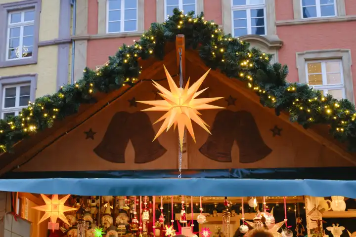 Hütte am Weihnachtsmarkt mit Weihnachtsdeko, Paderborn, Westfalen, Nordrhein-Westfalen, Deutschland, Europa