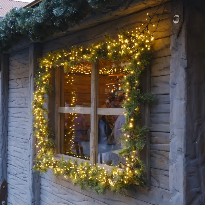 Beleuchtetes Fenster einer Hütte am  Weihnachtsmarkt, Paderborn, Westfalen, Nordrhein-Westfalen, Deutschland, Europa
