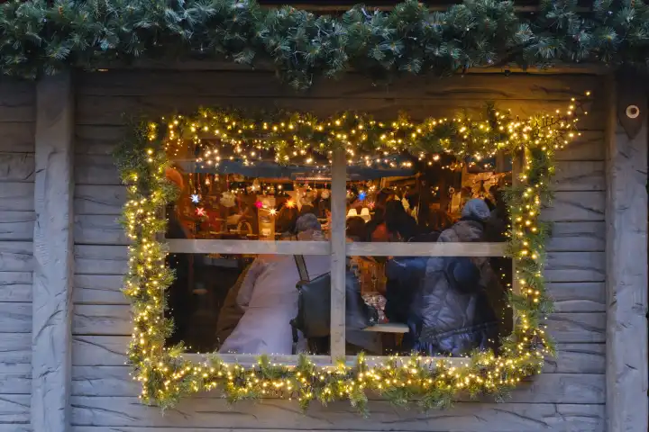 Beleuchtetes Fenster einer Hütte am  Weihnachtsmarkt, Paderborn, Westfalen, Nordrhein-Westfalen, Deutschland, Europa