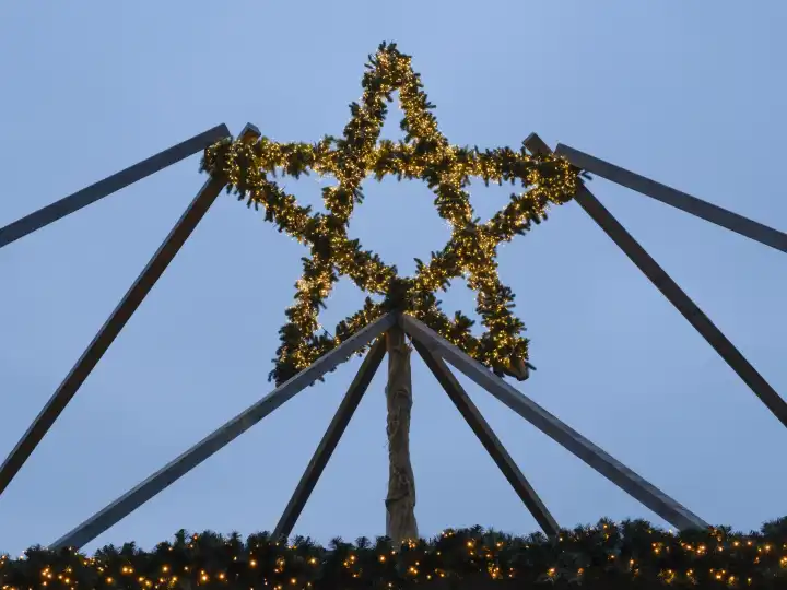 Beleuchteter großer Stern auf dem Weihnachtsmarkt, Paderborn, Westfalen, Nordrhein-Westfalen, Deutschland, Europa