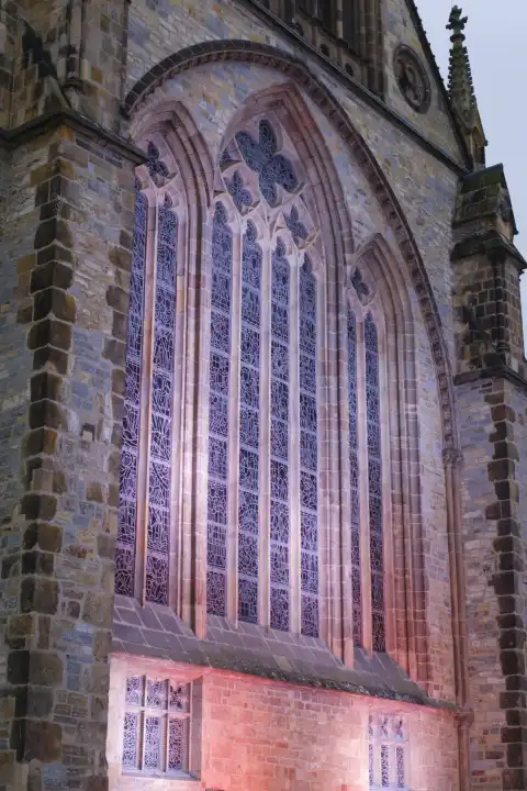 Beleuchtetes Fenster am Südgiebel, Hoher Dom zu Paderborn, St. Liborius, Paderborn, Westfalen, Nordrhein-Westfalen, Deutschland, Europa