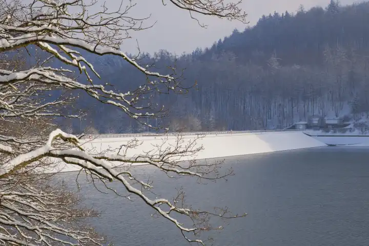 Staudamm am Hennesee mit Schnee, Hennetalsperre, Naturpark Sauerland-Rothaargebirge, Meschede, Sauerland, Nordrhein-Westfalen, Deutschland, Europa