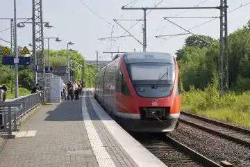 Nahverkehrszug der DB, RB 51, Deutsche Bahn, Haltestelle Preußen, Lünen, Ruhrgebiet, Nordrhein-Westfalen, Deutschland, Europa