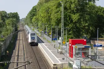 Intercity, IC, double-decker coach, Deutsche Bahn, Methler stop, Kamen, North Rhine-Westphalia, Germany, Europe