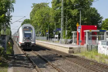 Intercity, IC, Doppelstockwagen, Deutsche Bahn, Haltestelle Methler, Kamen, Nordrhein-Westfalen, Deutschland, Europa