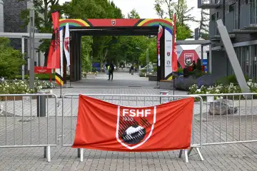 UEFA Euro 2024, Banner am Eingang zum Sportcentrum Kaiserau, Quartier der Fußballnationalmannschaft von Albanien, Methler, Kamen, Ruhrgebiet, Nordrhein-Westfalen, Deutschland, Europa