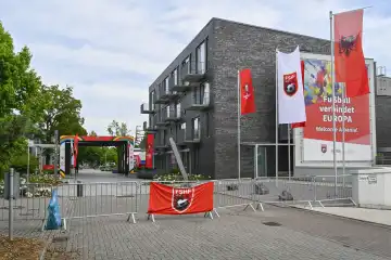 UEFA Euro 2024, Banner am Eingang zum Sportcentrum Kaiserau, Quartier der Fußballnationalmannschaft von Albanien, Methler, Kamen, Ruhrgebiet, Nordrhein-Westfalen, Deutschland, Europa