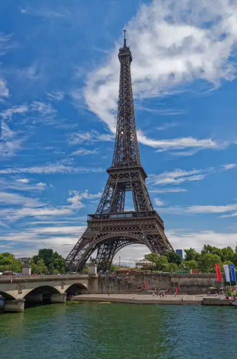 Lena Bridge and Eiffel Tower, Paris, Ile de France, France