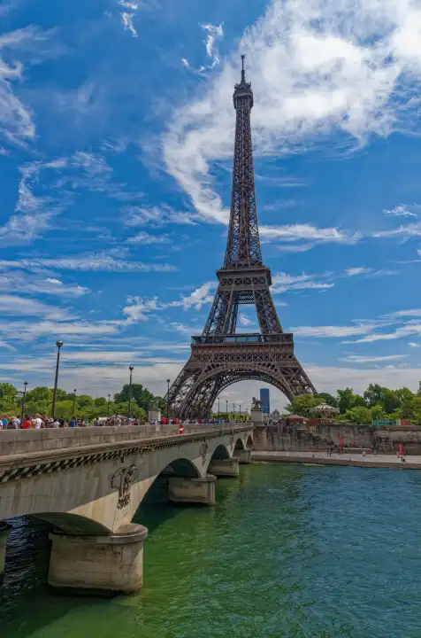 Lena Bridge and Eiffel Tower, Paris, Ile de France, France