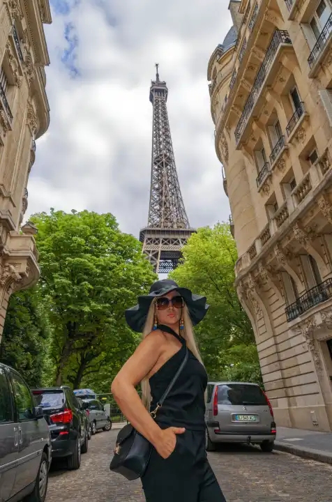 Französin posiert vor Eiffelturm  Paris  Ile de France  Frankreich