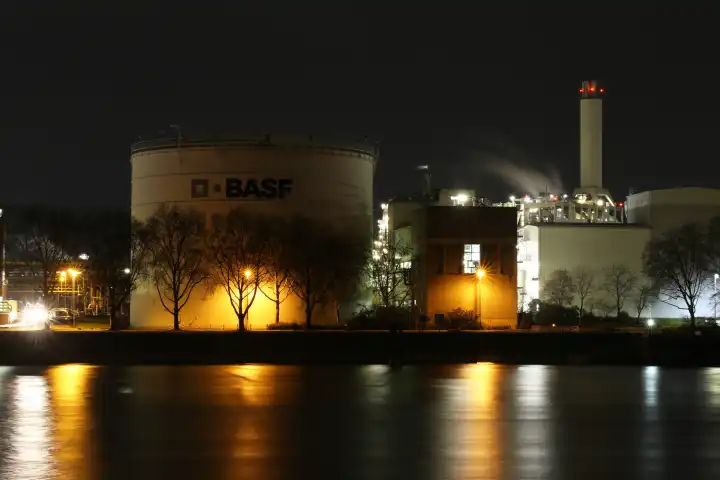Nachtaufnahme von der BASF in Ludwigshafen mit dem Rhein im Vordergrund