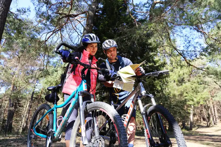 Symbolbild: Glückliches Paar beim Mountainbiken im Pfälzerwald (Model released)