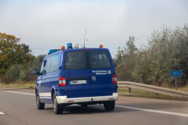 Deutschland Fahrzeug des THW Technisches Hilfswerk unterwegs auf der Autobahn
