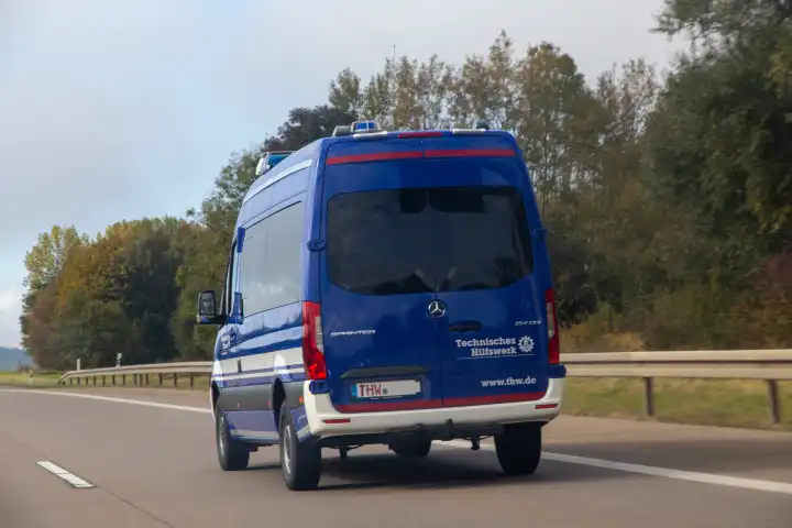 Deutschland Fahrzeug des THW Technisches Hilfswerk unterwegs auf der Autobahn
