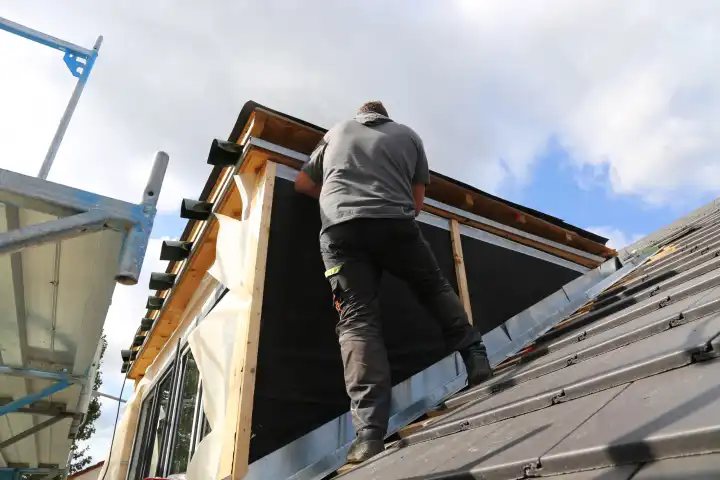 Dachdecker bei Arbeiten an einer neuen Dachgaube