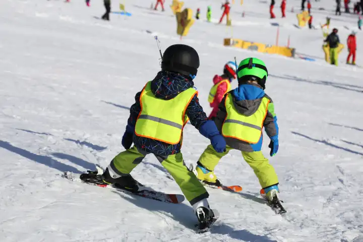 Kinder in der Skischule