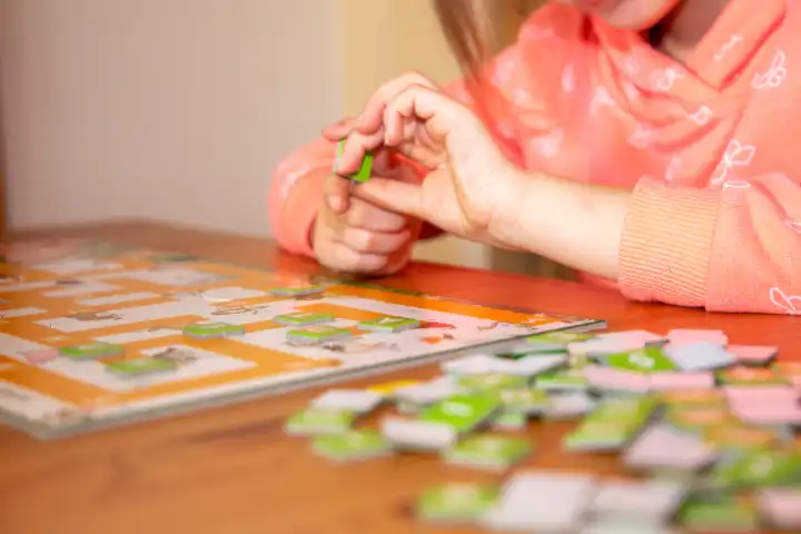Symbolbild: Kind spielt zur Sprachförderung in der Logopädie (Model released)