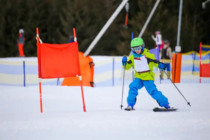 Kind bei einem Gästeskirennen in einem Skigebiet