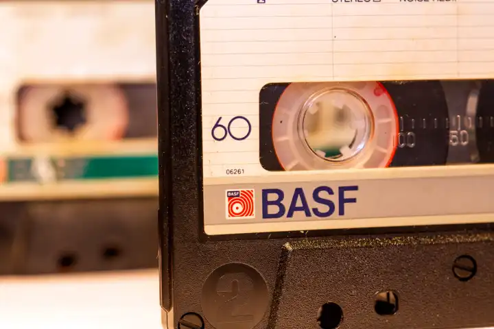 Nahaufnahme von zwei Audiokassetten von BASF aus den 1980er-Jahren