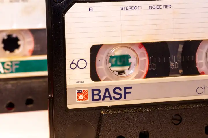 Nahaufnahme von zwei Audiokassetten von BASF aus den 1980er-Jahren