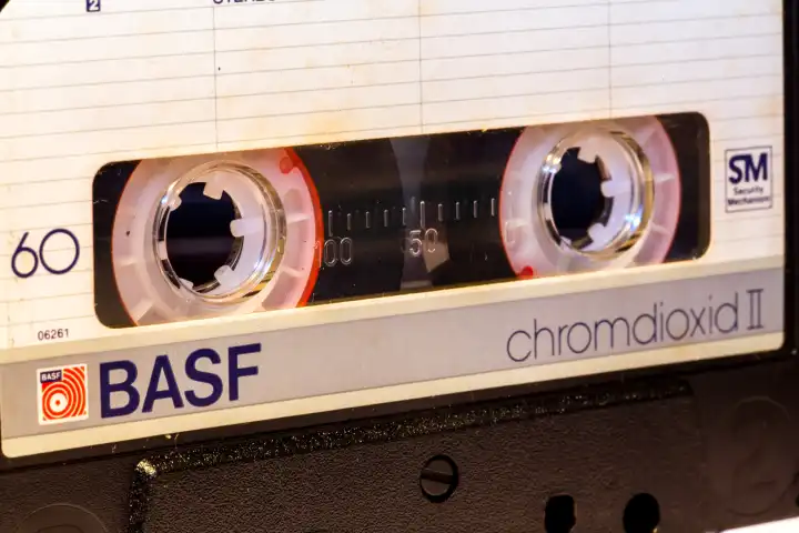 Nahaufnahme einer Audiokassette von BASF aus den 1980er-Jahren