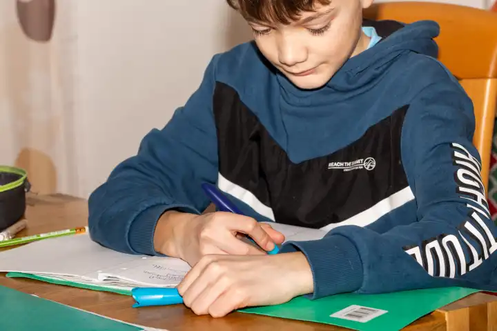 Symbolbild Schule: Fünftklässler bei den Hausaufgaben (Model released)