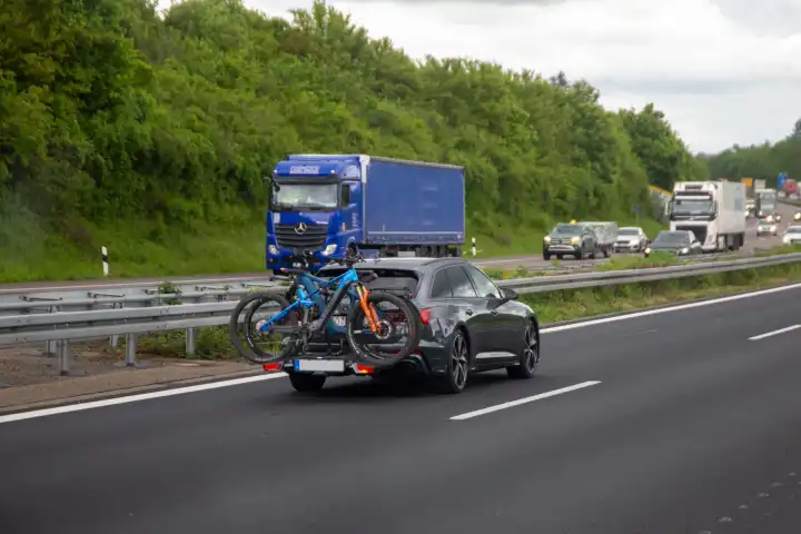 Car with Thule bicycle rear rack on the freeway 8 between Karlsruhe and Stuttgart (10.05.2023)