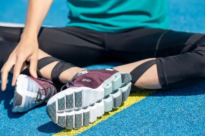 Junge Sportlerin trägt Running-Schuhe der Schweizer Schuhmarke ON
